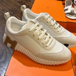 Brand new bouncing sneaker 37